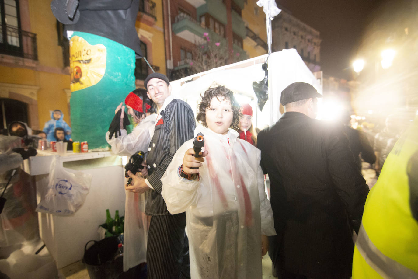 Los más originales y rimbombantes artilugios desfilan llenando las calles de espuma en la mayor fiesta del Antroxu avilesino.