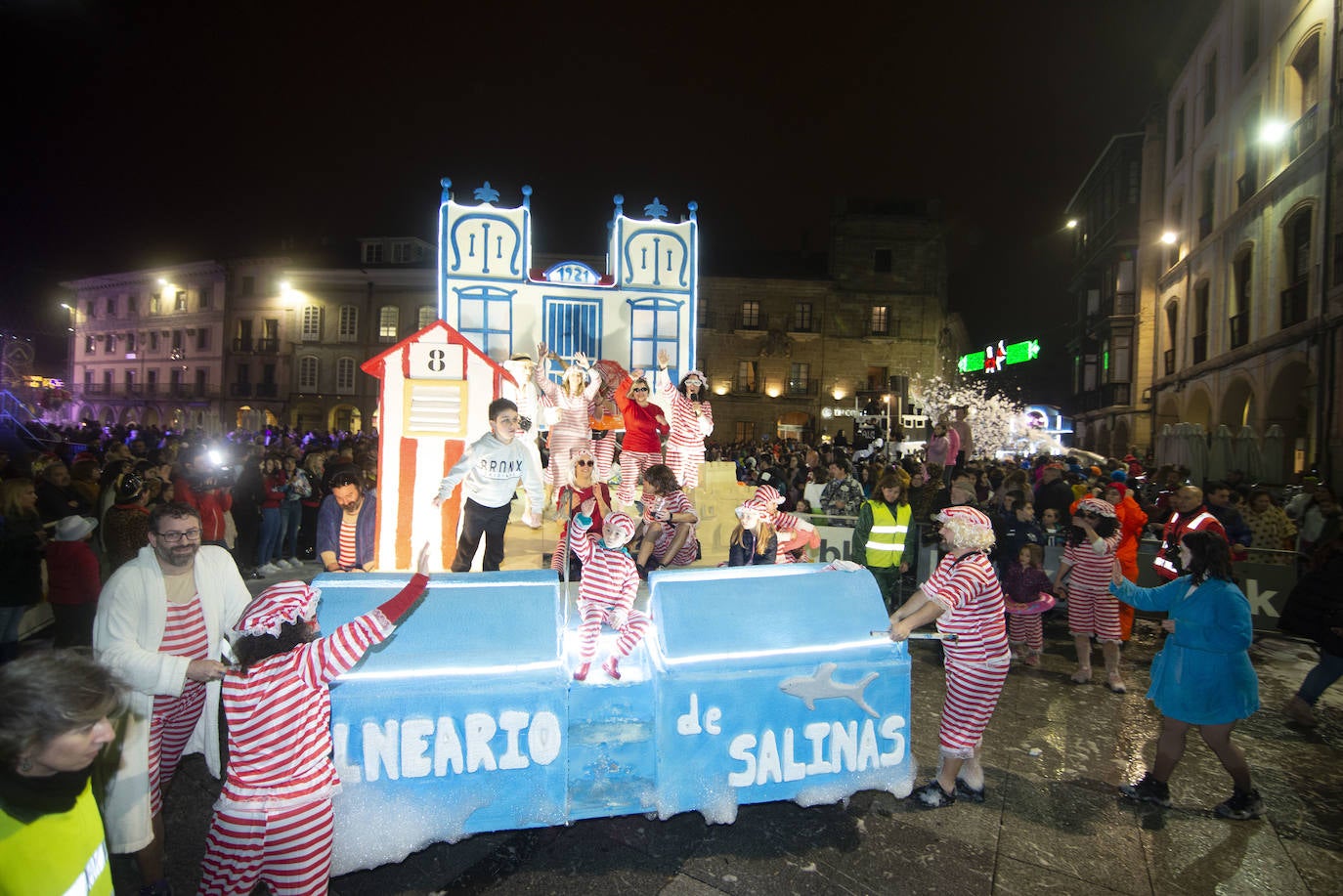 Los más originales y rimbombantes artilugios desfilan llenando las calles de espuma en la mayor fiesta del Antroxu avilesino.