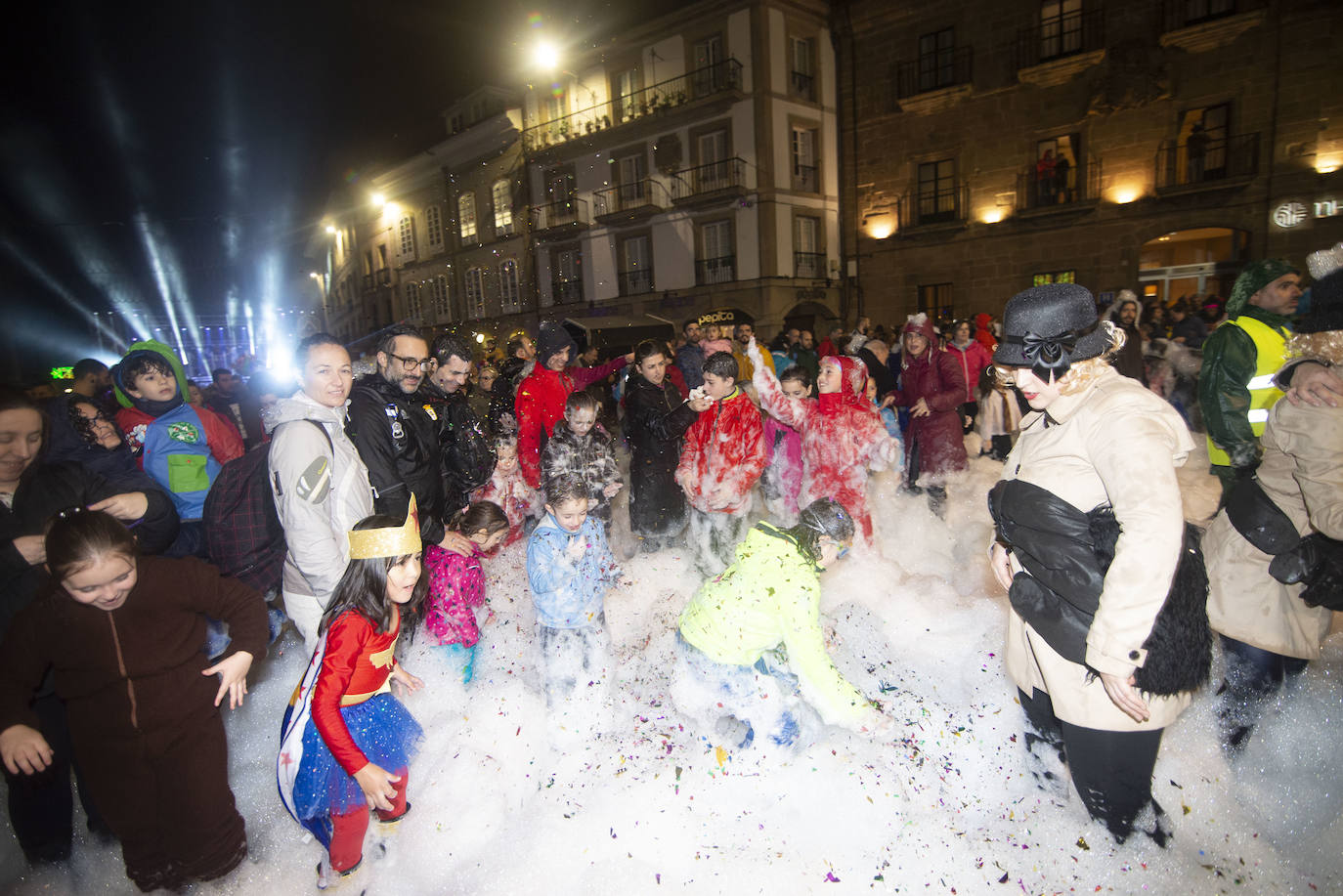 Los más originales y rimbombantes artilugios desfilan llenando las calles de espuma en la mayor fiesta del Antroxu avilesino.