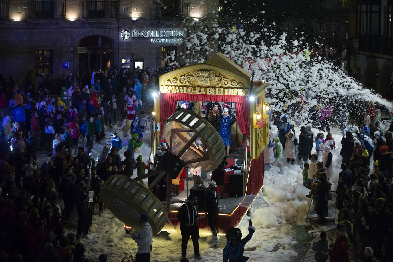 Los más originales y rimbombantes artilugios desfilan llenando las calles de espuma en la mayor fiesta del Antroxu avilesino.