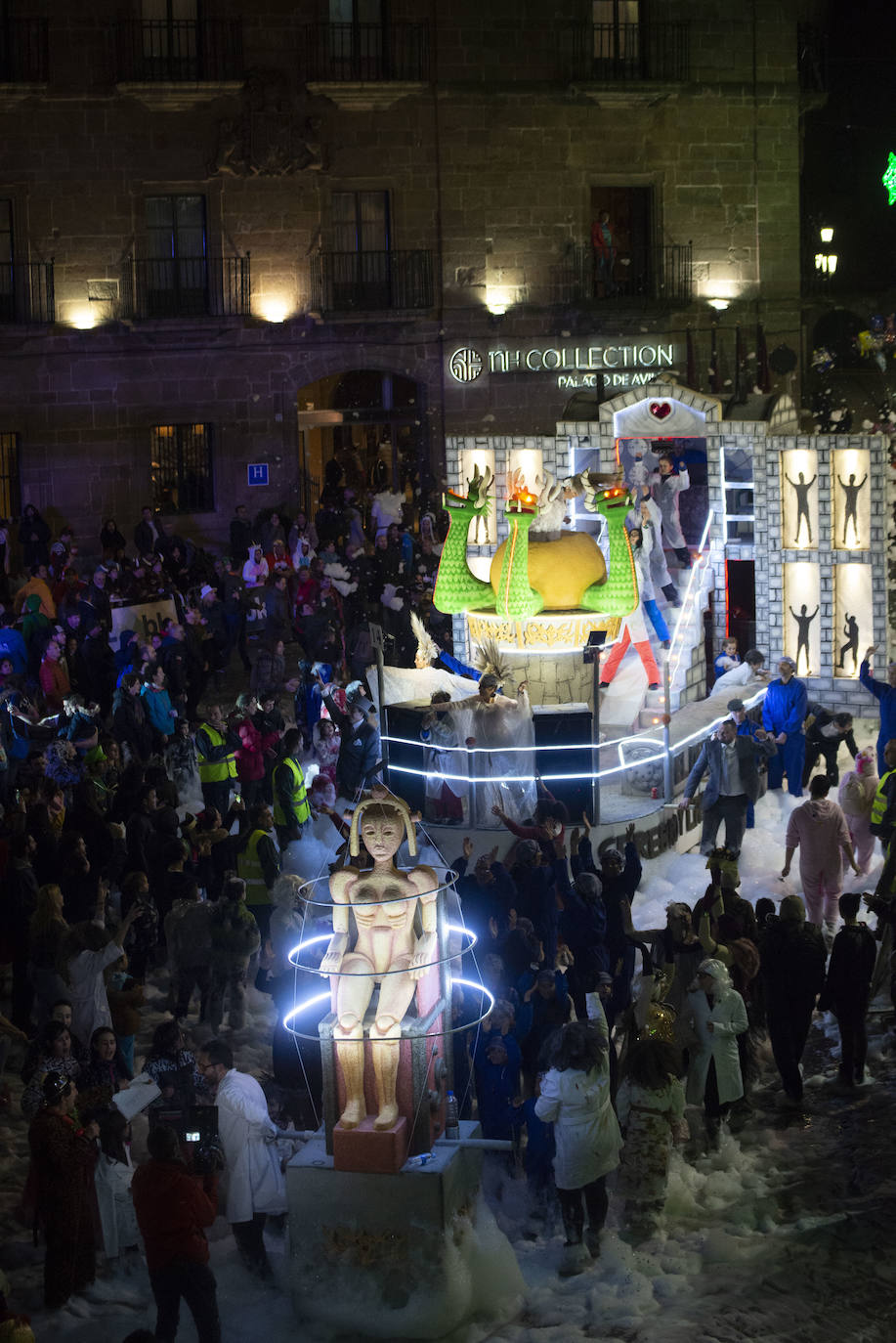 Los más originales y rimbombantes artilugios desfilan llenando las calles de espuma en la mayor fiesta del Antroxu avilesino.