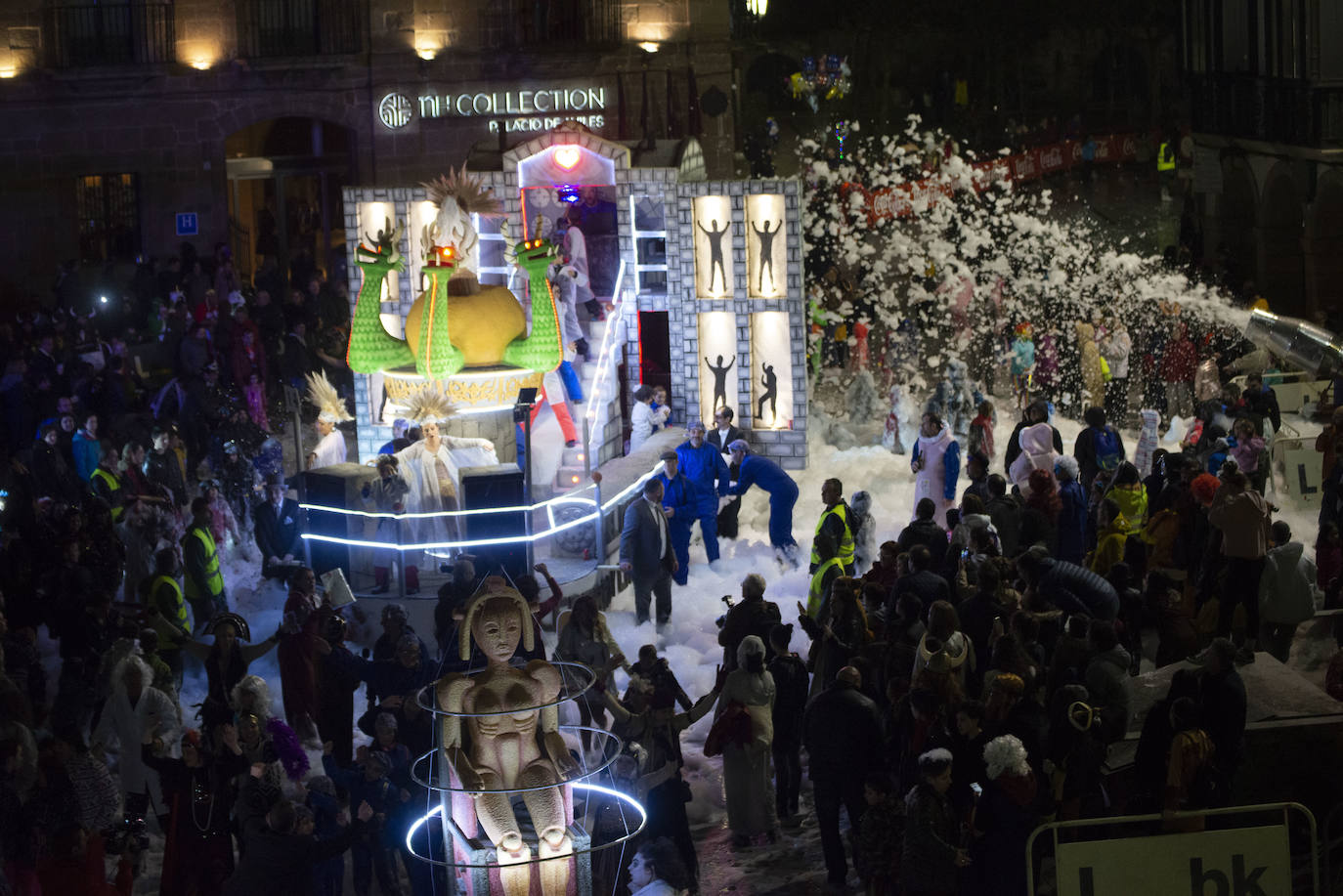 Los más originales y rimbombantes artilugios desfilan llenando las calles de espuma en la mayor fiesta del Antroxu avilesino.