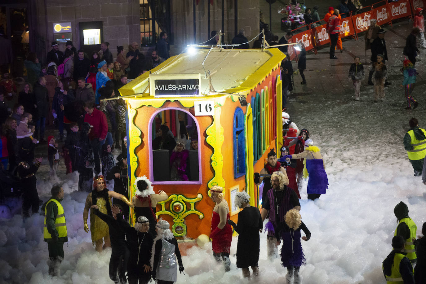 Los más originales y rimbombantes artilugios desfilan llenando las calles de espuma en la mayor fiesta del Antroxu avilesino.