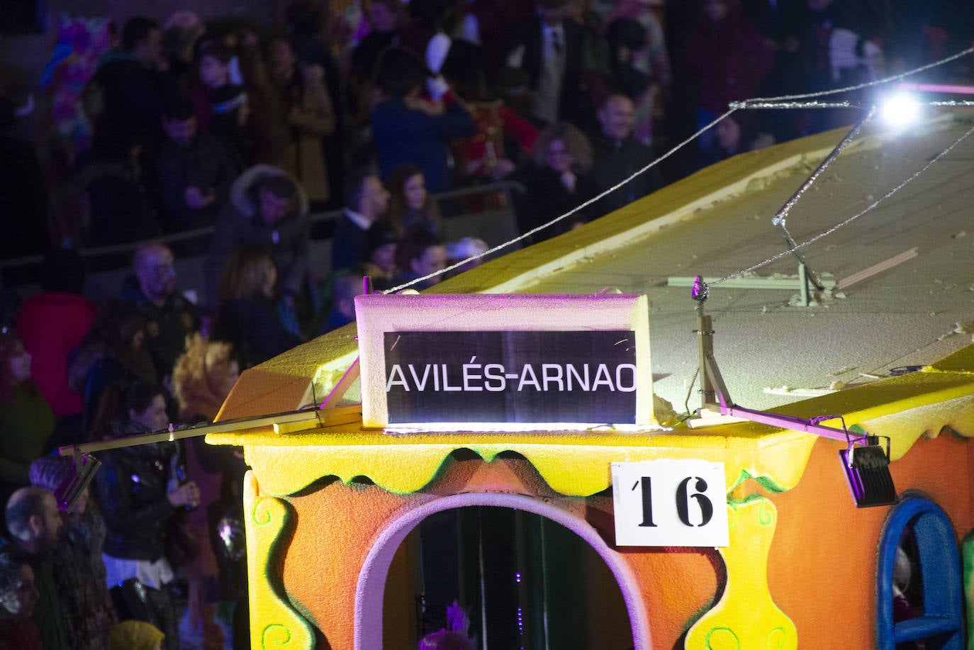 Los más originales y rimbombantes artilugios desfilan llenando las calles de espuma en la mayor fiesta del Antroxu avilesino.