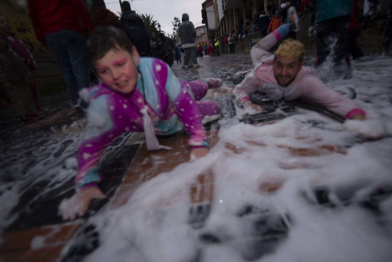 Los más originales y rimbombantes artilugios desfilan llenando las calles de espuma en la mayor fiesta del Antroxu avilesino.