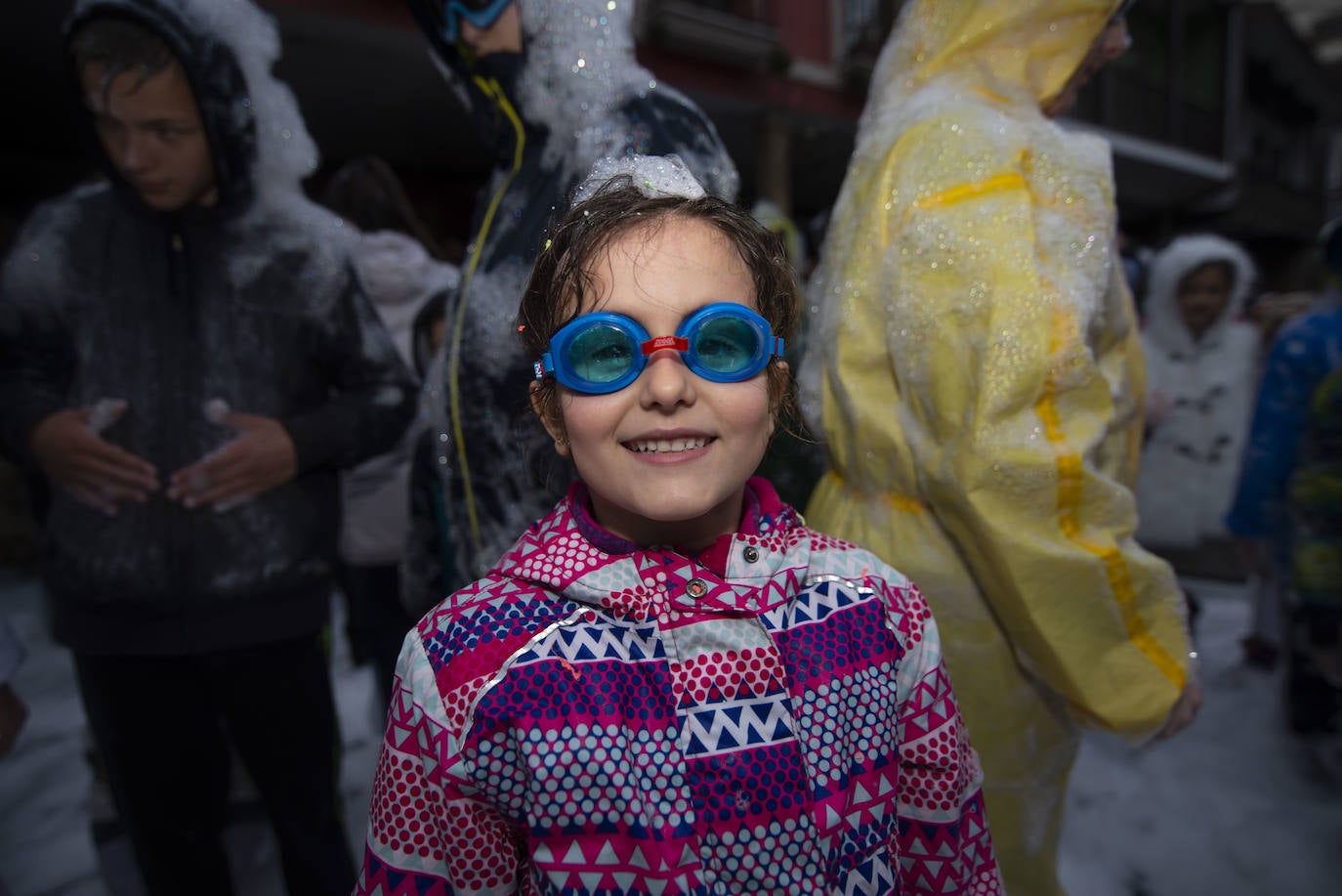 Los más originales y rimbombantes artilugios desfilan llenando las calles de espuma en la mayor fiesta del Antroxu avilesino.