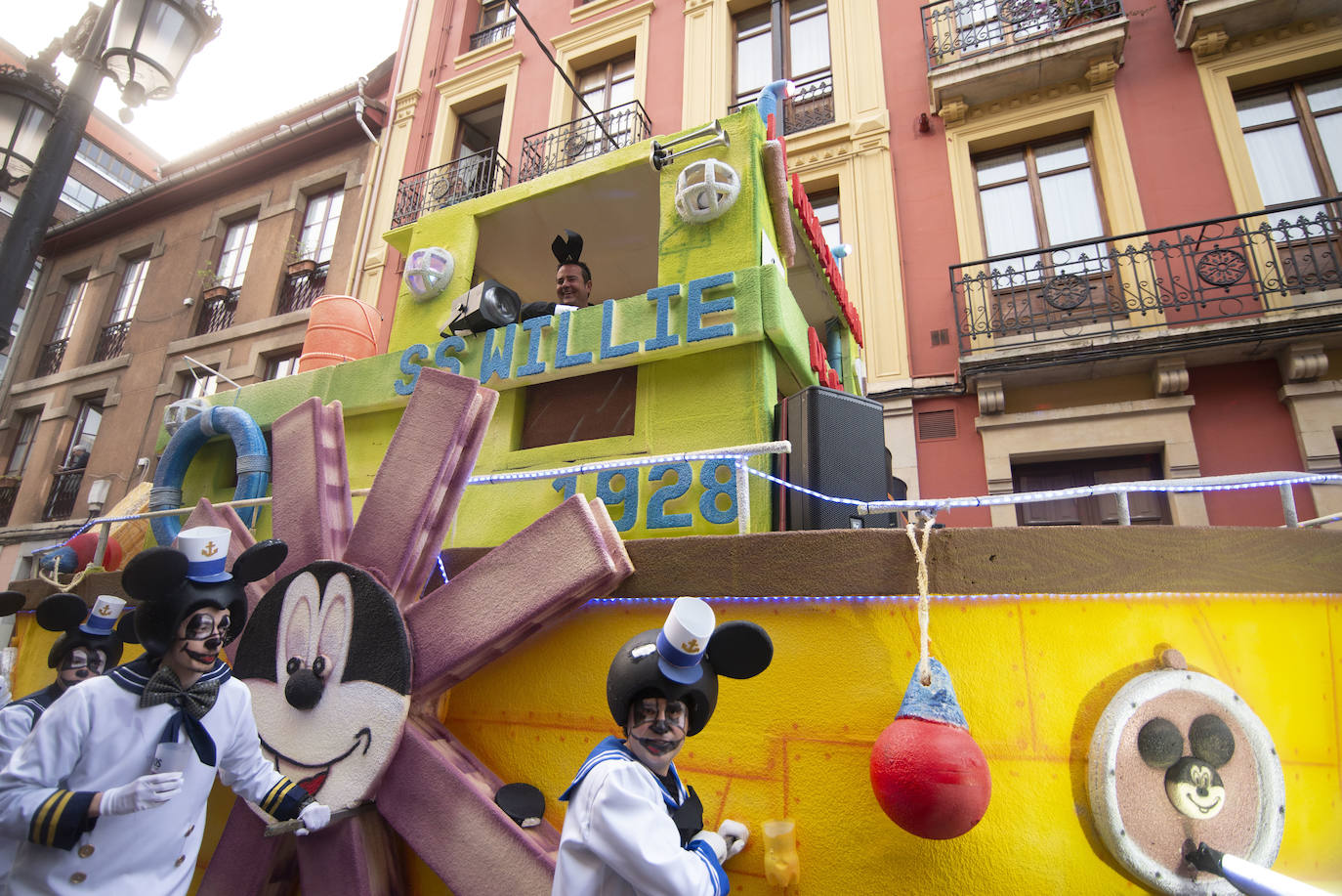 Los más originales y rimbombantes artilugios desfilan llenando las calles de espuma en la mayor fiesta del Antroxu avilesino.