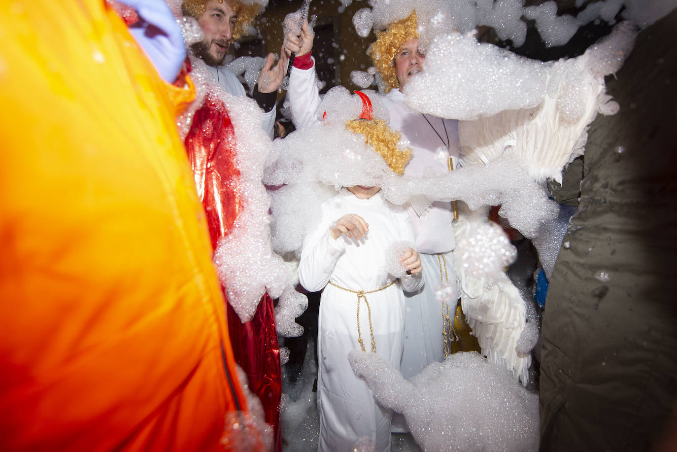 Los más originales y rimbombantes artilugios desfilan llenando las calles de espuma en la mayor fiesta del Antroxu avilesino.