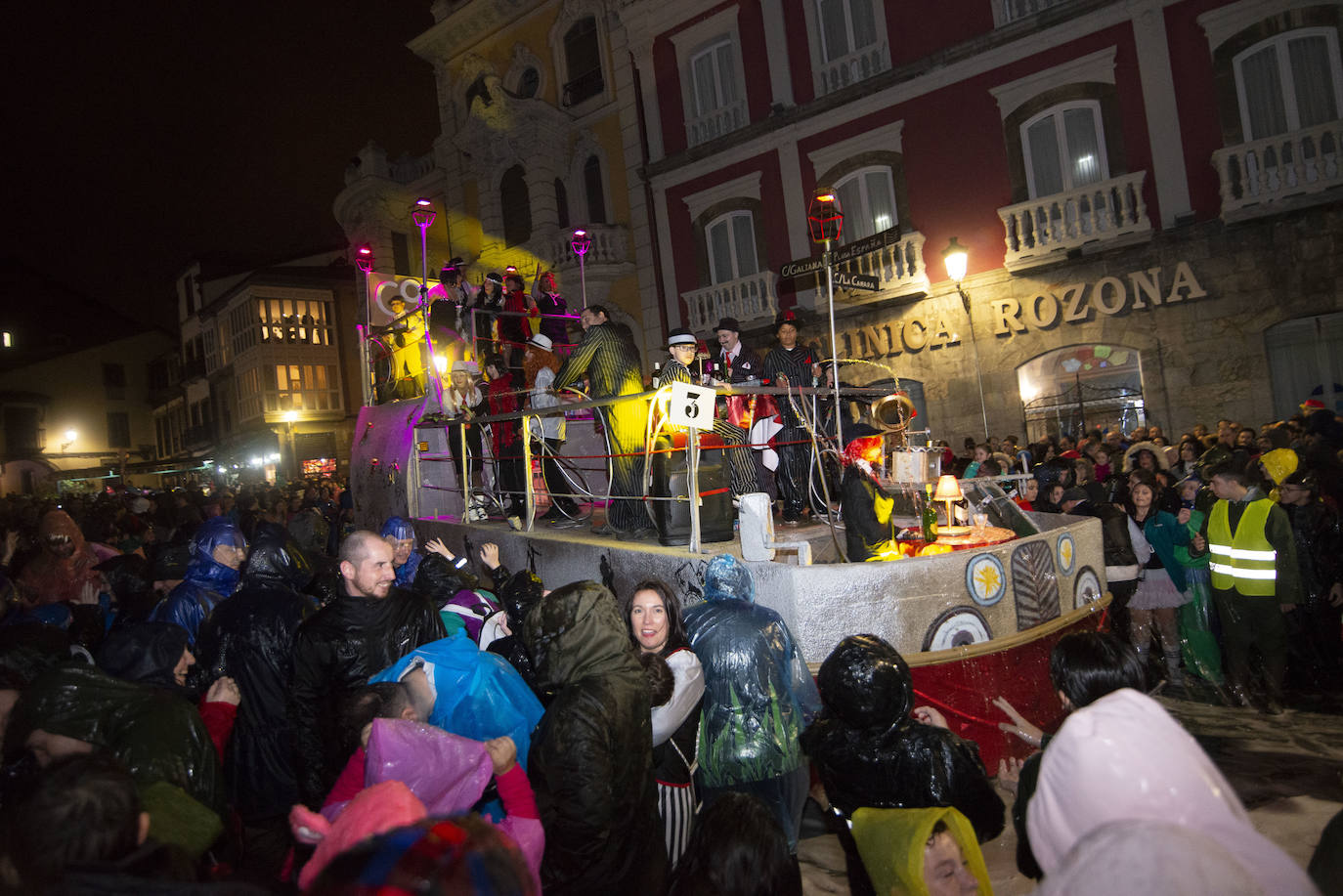 Los más originales y rimbombantes artilugios desfilan llenando las calles de espuma en la mayor fiesta del Antroxu avilesino.