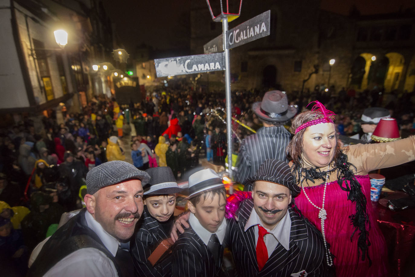 Los más originales y rimbombantes artilugios desfilan llenando las calles de espuma en la mayor fiesta del Antroxu avilesino.