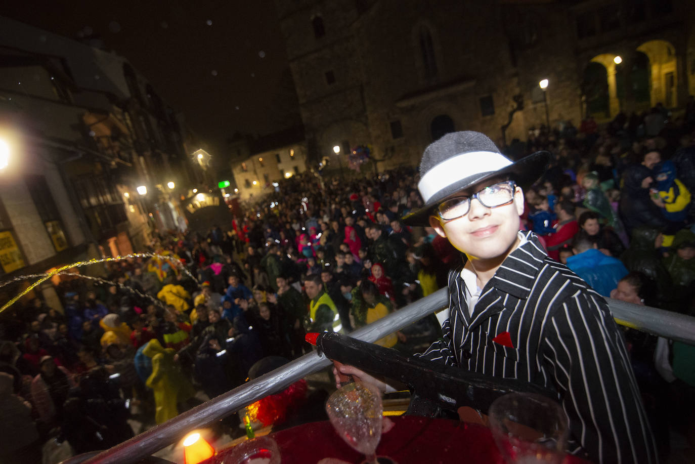 Los más originales y rimbombantes artilugios desfilan llenando las calles de espuma en la mayor fiesta del Antroxu avilesino.