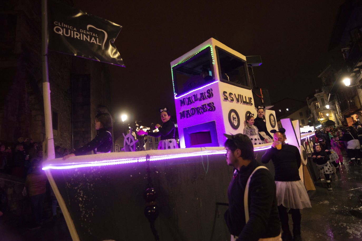 Los más originales y rimbombantes artilugios desfilan llenando las calles de espuma en la mayor fiesta del Antroxu avilesino.