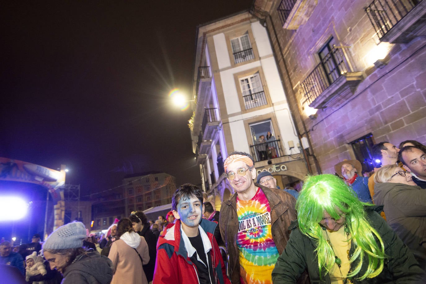 Los más originales y rimbombantes artilugios desfilan llenando las calles de espuma en la mayor fiesta del Antroxu avilesino.