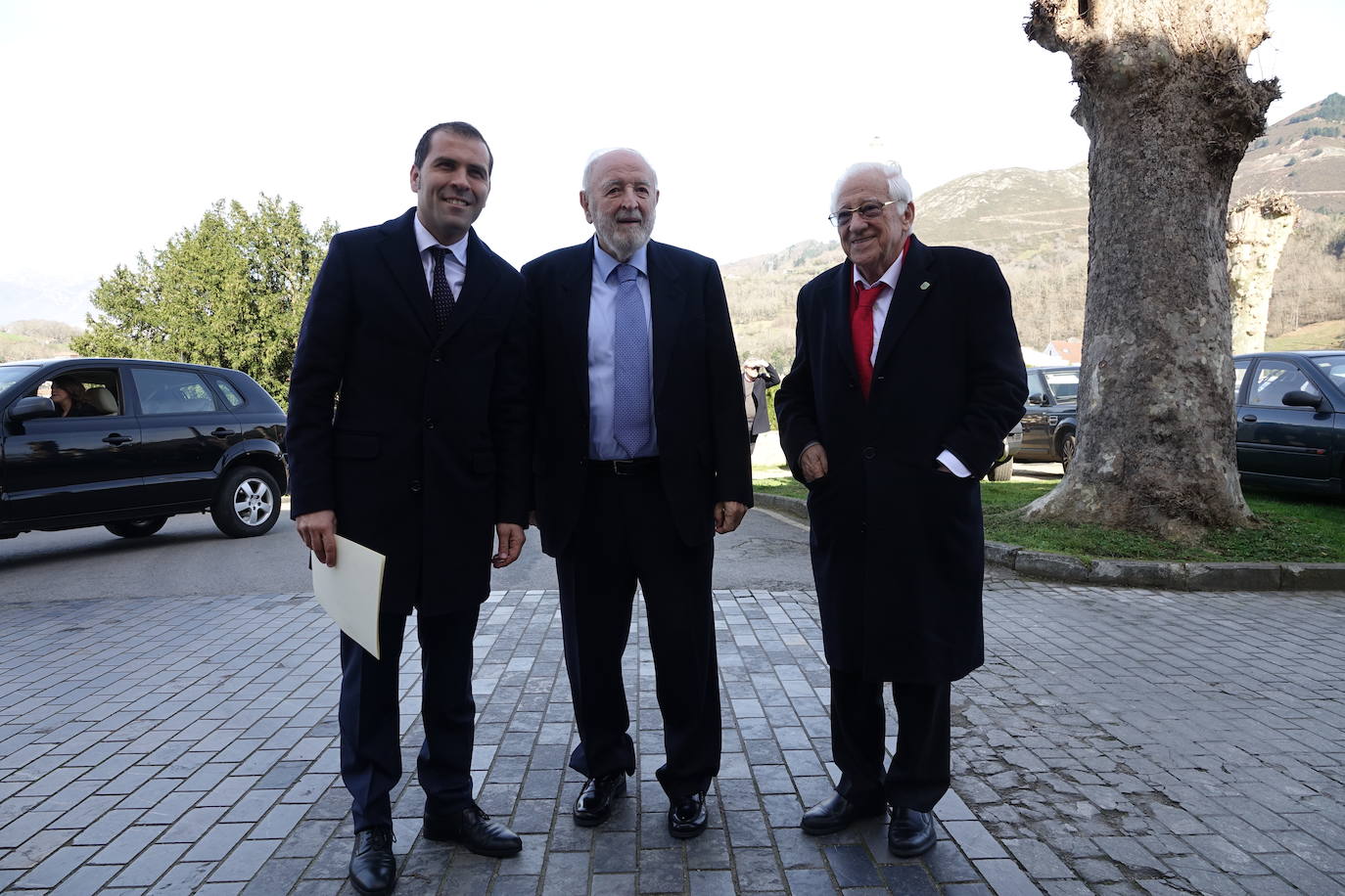 El periodista recibe este reconocimiento de su concejo natal. «He recorrido más de cien países de cinco continentes hablando de Cangas», reconocía el articulista de EL COMERCIO.