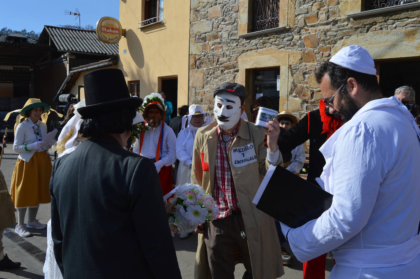 Naraval y Navelgas, por la mañana y, por la tarde, Zardaín. Son las tres paradas de la comparsa de los Guilandeiros de Tineo. Sus 32 personajes recorren los pueblos haciendo travesuras y cantan para ganarse el aguinaldo. Este año, además, han sumado a los jóvenes que aspiran a tomar el relevo tras formarse en la Escuelina de Guilandeiros. 