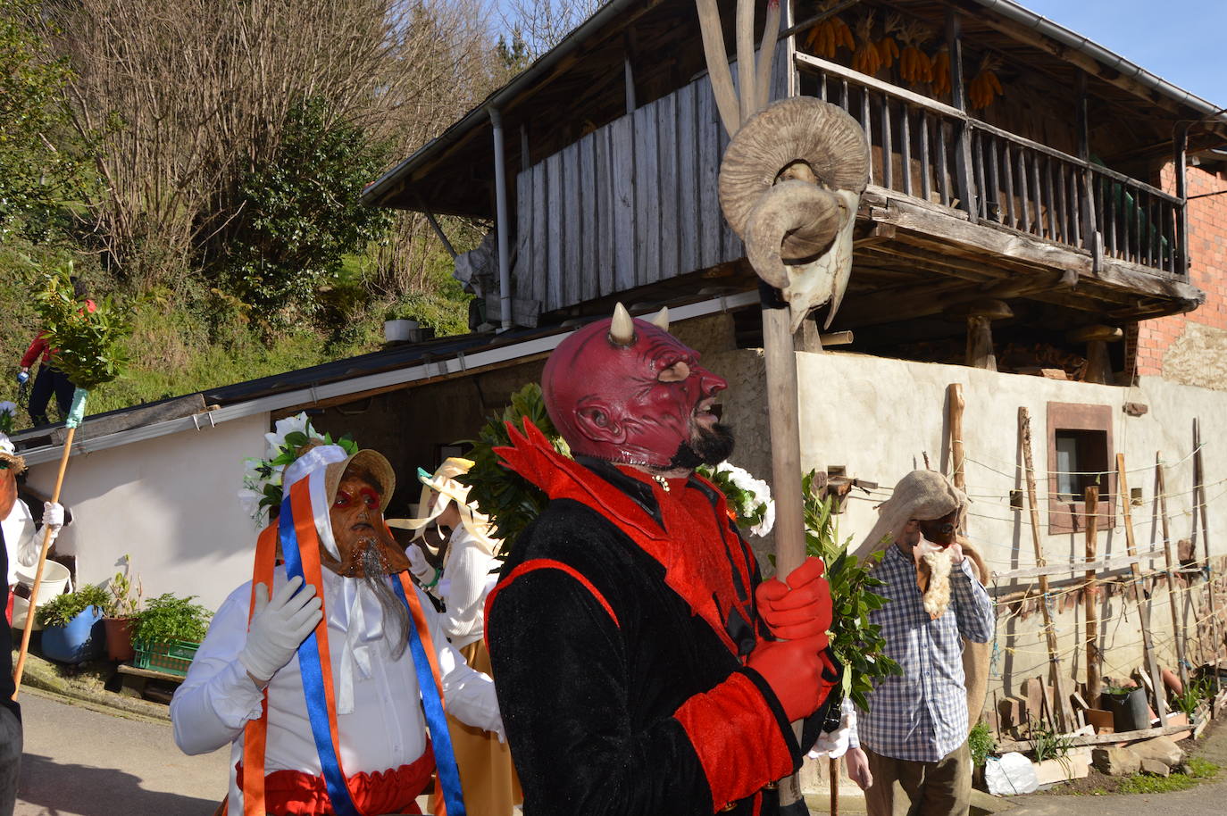 Naraval y Navelgas, por la mañana y, por la tarde, Zardaín. Son las tres paradas de la comparsa de los Guilandeiros de Tineo. Sus 32 personajes recorren los pueblos haciendo travesuras y cantan para ganarse el aguinaldo. Este año, además, han sumado a los jóvenes que aspiran a tomar el relevo tras formarse en la Escuelina de Guilandeiros. 