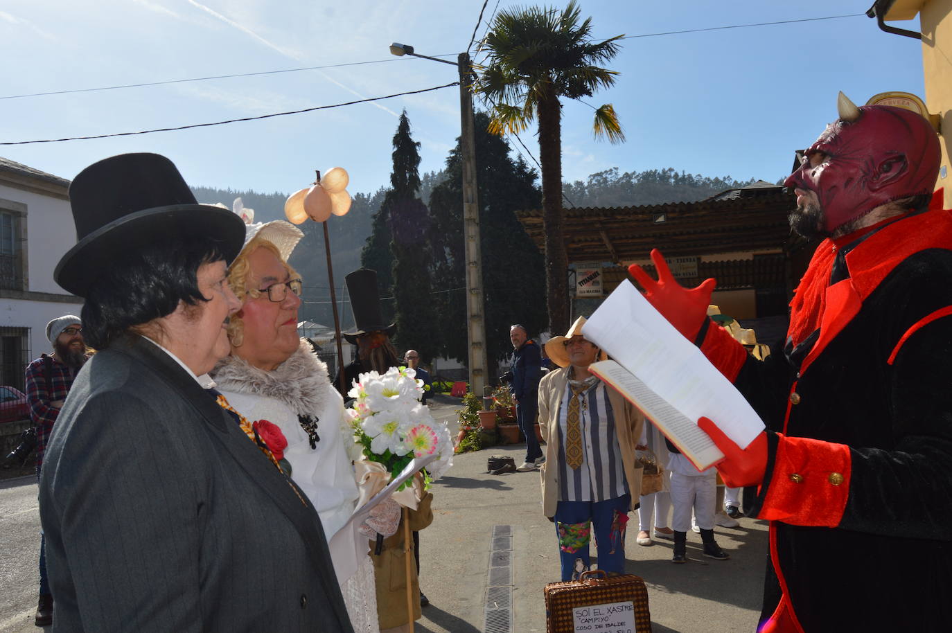 Naraval y Navelgas, por la mañana y, por la tarde, Zardaín. Son las tres paradas de la comparsa de los Guilandeiros de Tineo. Sus 32 personajes recorren los pueblos haciendo travesuras y cantan para ganarse el aguinaldo. Este año, además, han sumado a los jóvenes que aspiran a tomar el relevo tras formarse en la Escuelina de Guilandeiros. 