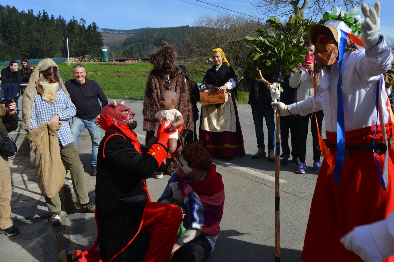 Naraval y Navelgas, por la mañana y, por la tarde, Zardaín. Son las tres paradas de la comparsa de los Guilandeiros de Tineo. Sus 32 personajes recorren los pueblos haciendo travesuras y cantan para ganarse el aguinaldo. Este año, además, han sumado a los jóvenes que aspiran a tomar el relevo tras formarse en la Escuelina de Guilandeiros. 