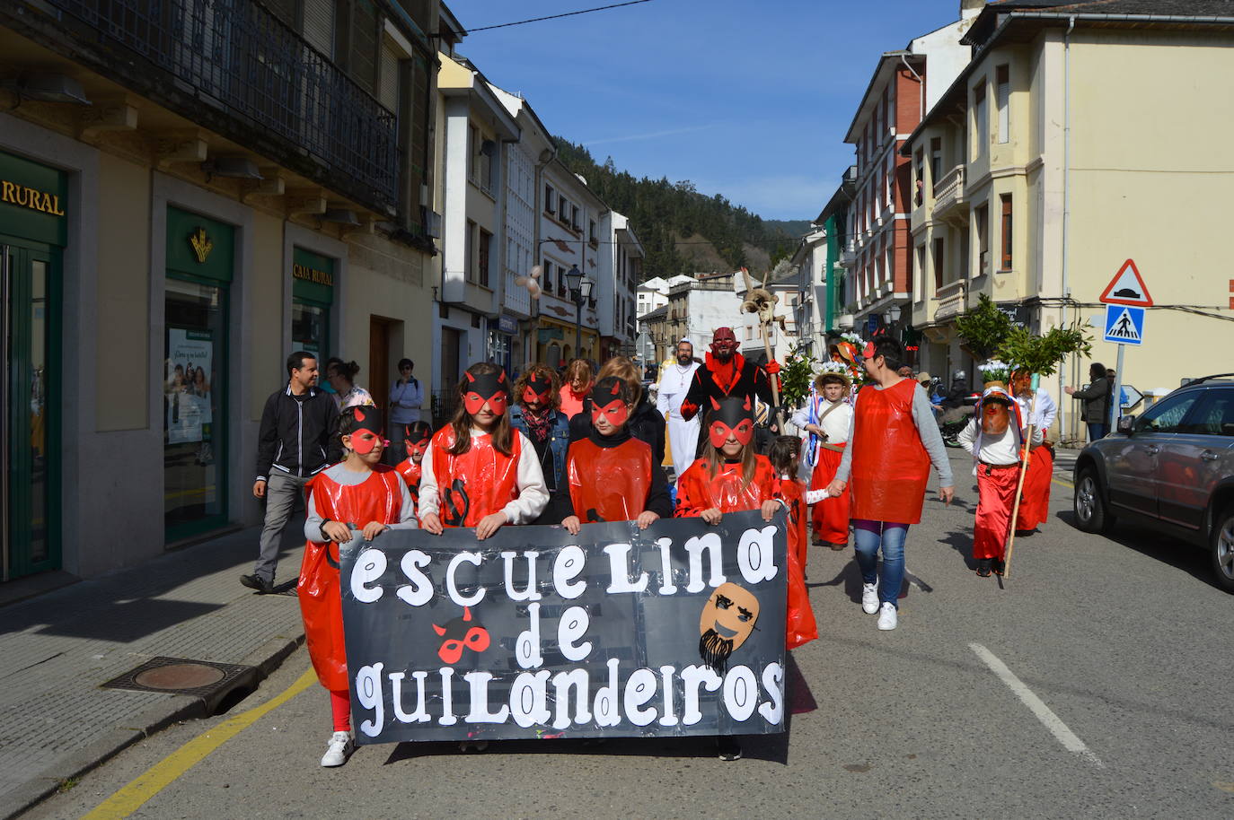 Naraval y Navelgas, por la mañana y, por la tarde, Zardaín. Son las tres paradas de la comparsa de los Guilandeiros de Tineo. Sus 32 personajes recorren los pueblos haciendo travesuras y cantan para ganarse el aguinaldo. Este año, además, han sumado a los jóvenes que aspiran a tomar el relevo tras formarse en la Escuelina de Guilandeiros. 