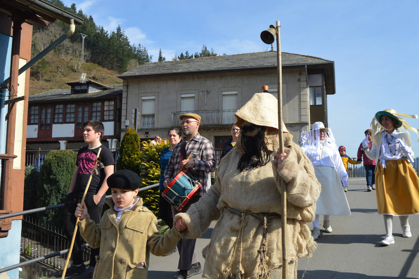 Naraval y Navelgas, por la mañana y, por la tarde, Zardaín. Son las tres paradas de la comparsa de los Guilandeiros de Tineo. Sus 32 personajes recorren los pueblos haciendo travesuras y cantan para ganarse el aguinaldo. Este año, además, han sumado a los jóvenes que aspiran a tomar el relevo tras formarse en la Escuelina de Guilandeiros. 