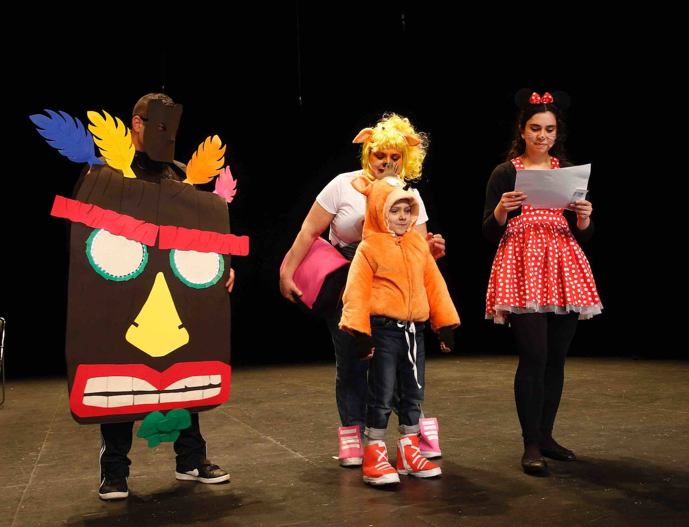 Desfile de originalidad antroxera de las familias gijonesas en el concurso infantil