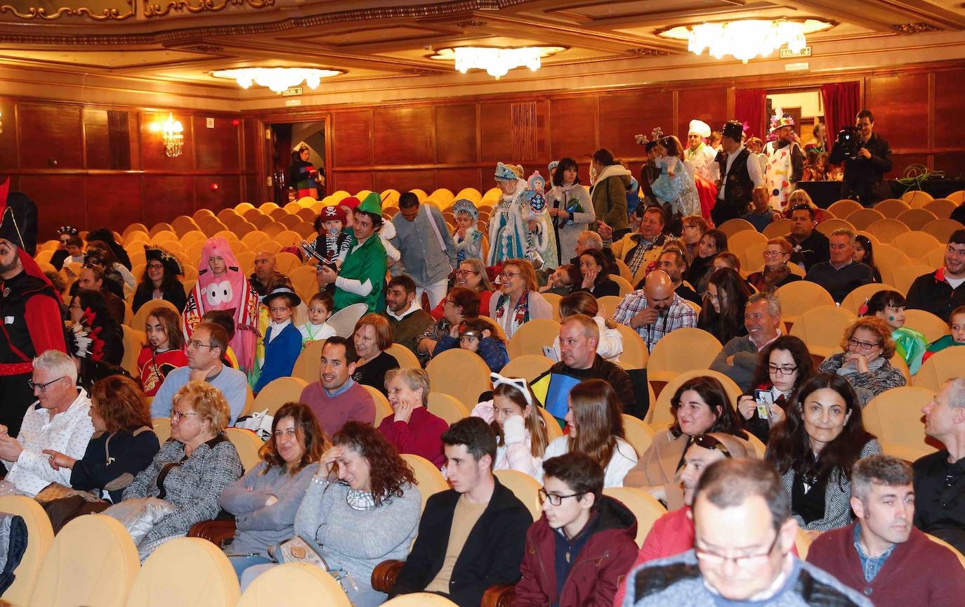 Desfile de originalidad antroxera de las familias gijonesas en el concurso infantil