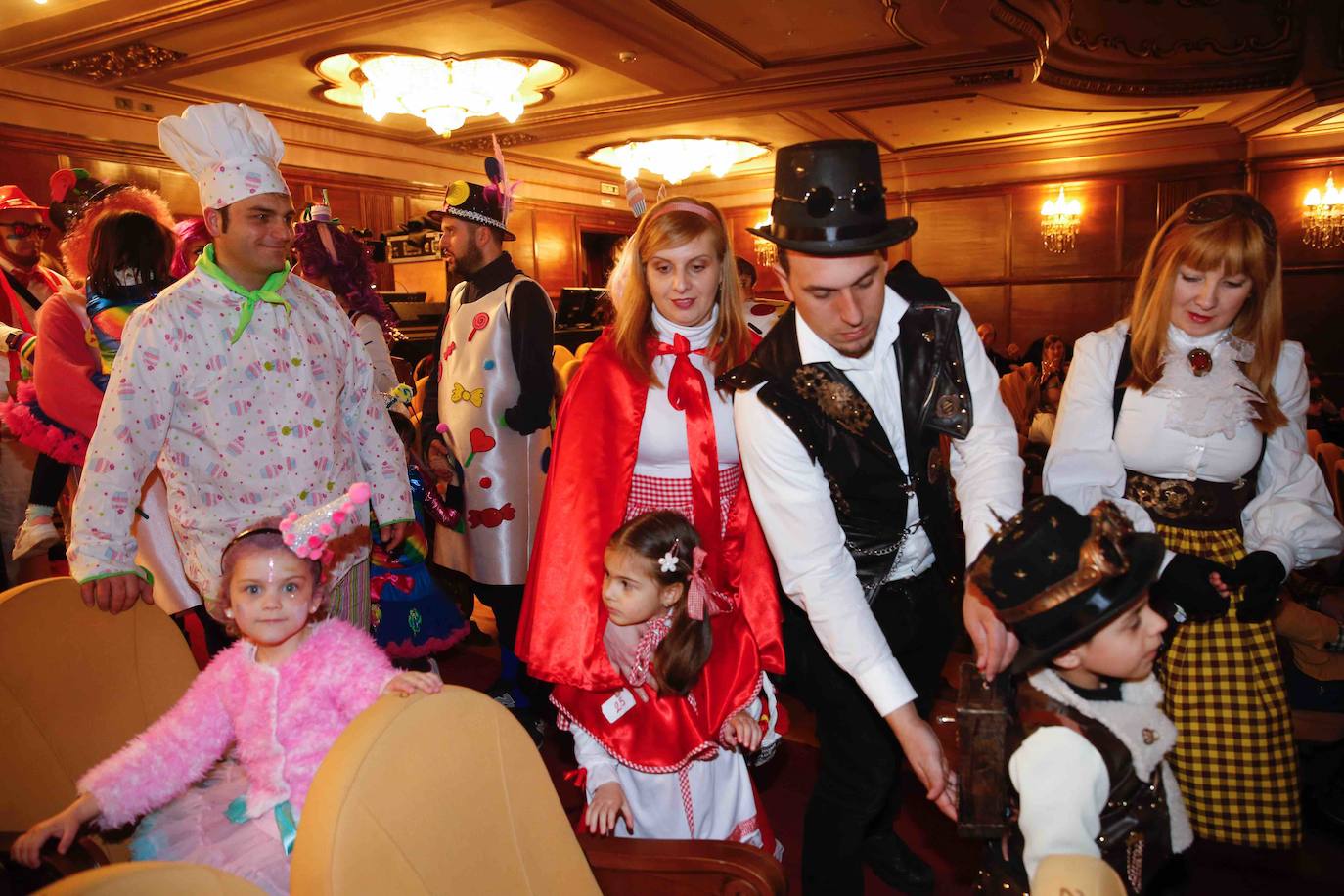 Desfile de originalidad antroxera de las familias gijonesas en el concurso infantil