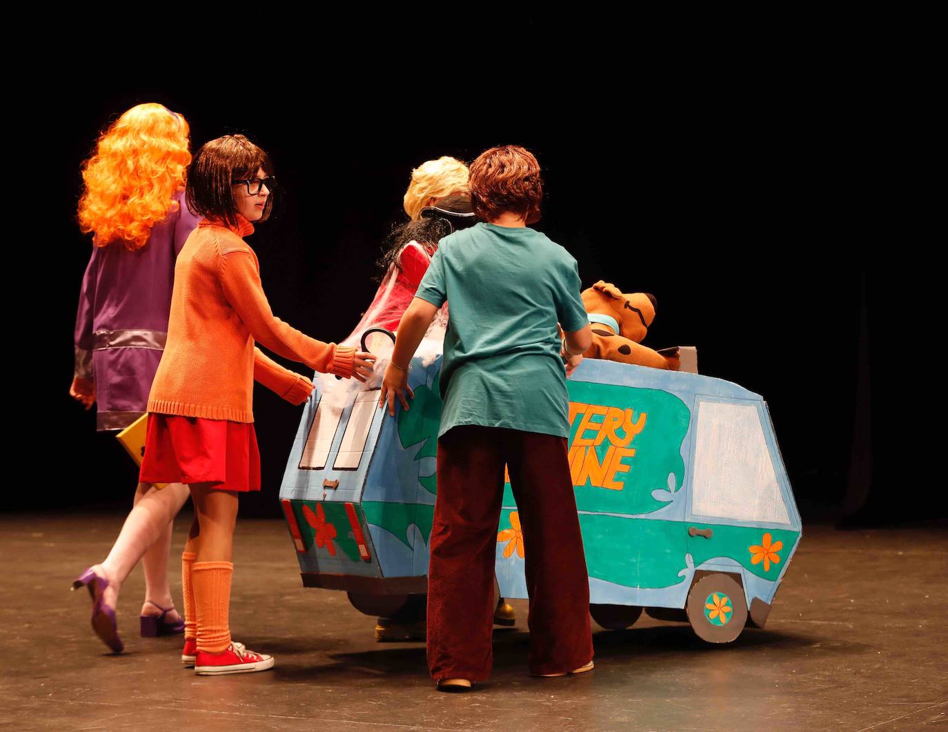 Desfile de originalidad antroxera de las familias gijonesas en el concurso infantil