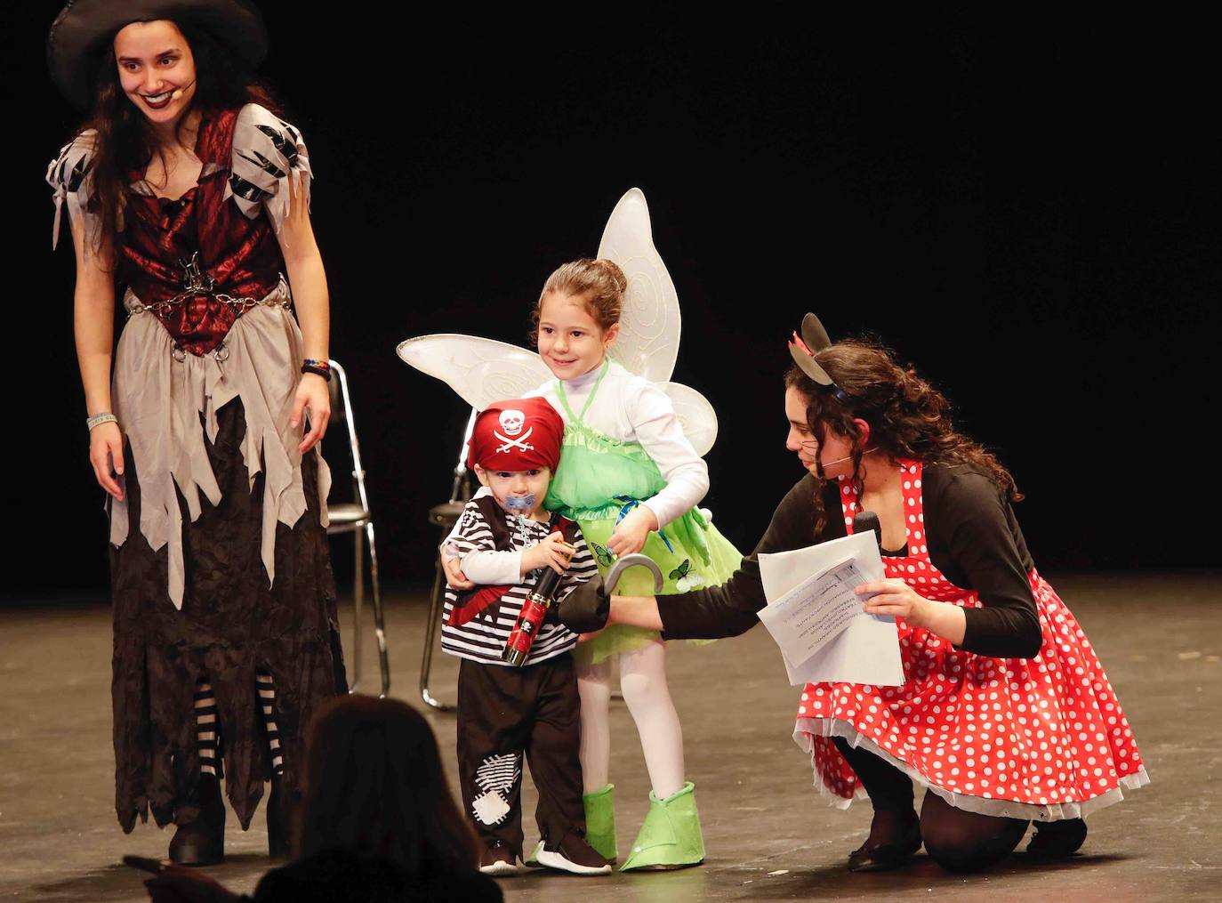 Desfile de originalidad antroxera de las familias gijonesas en el concurso infantil