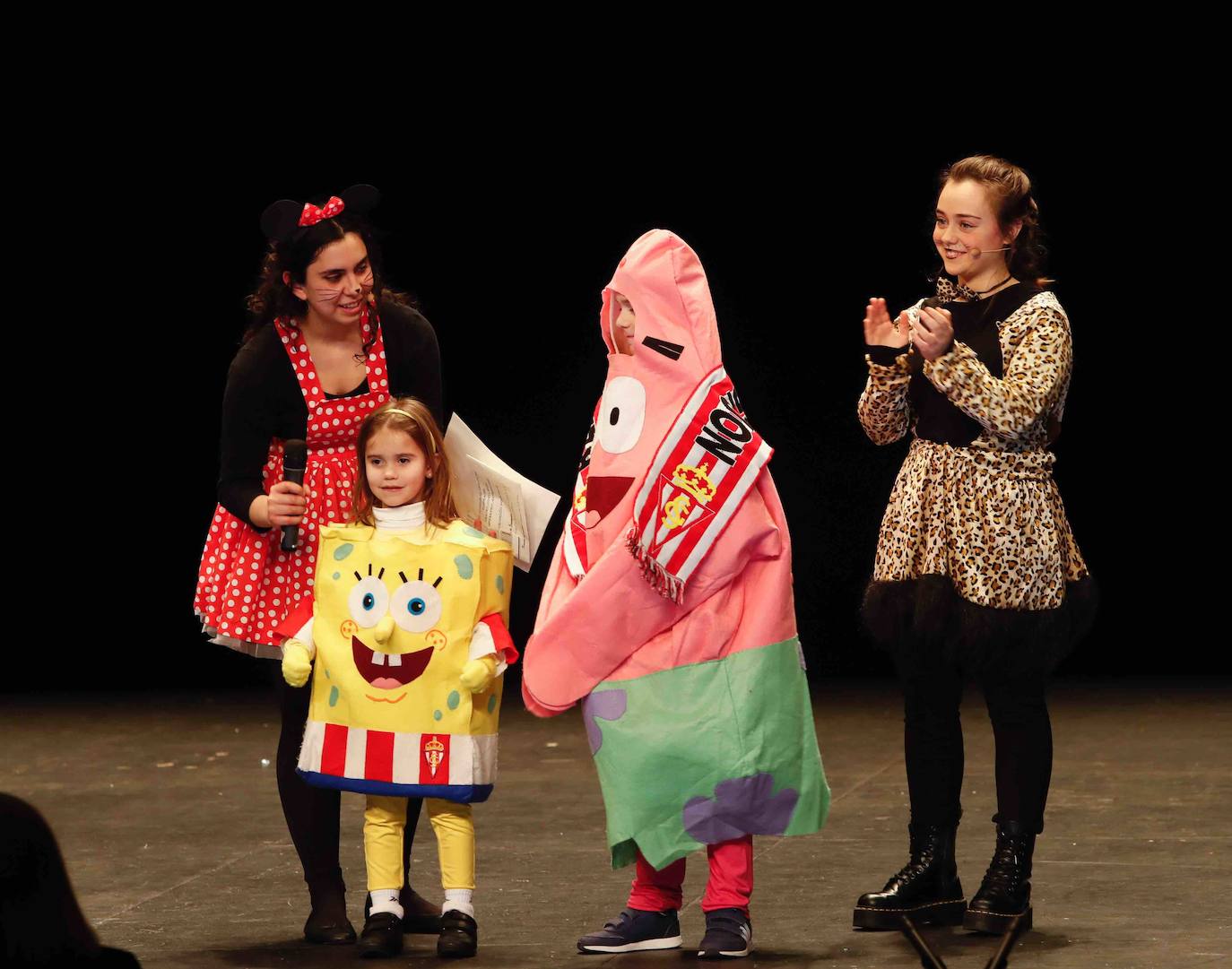 Desfile de originalidad antroxera de las familias gijonesas en el concurso infantil