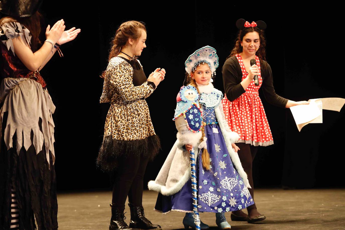 Desfile de originalidad antroxera de las familias gijonesas en el concurso infantil