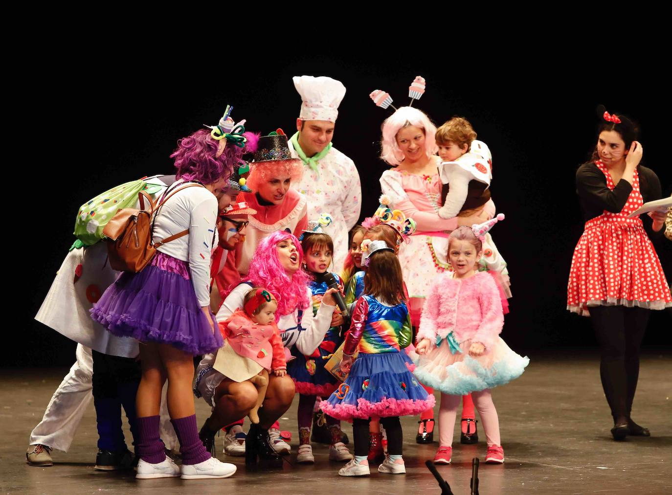 Desfile de originalidad antroxera de las familias gijonesas en el concurso infantil