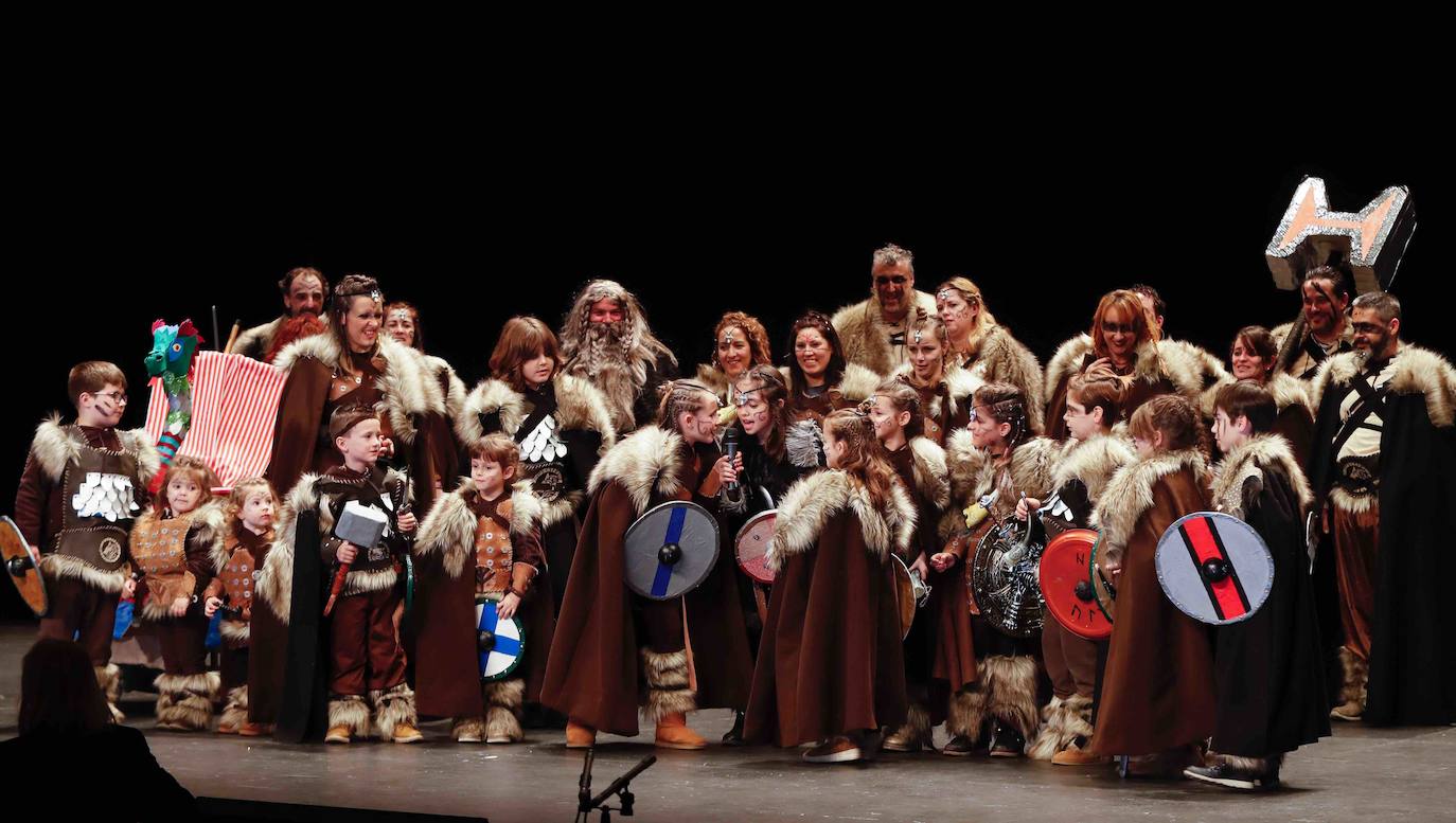 Desfile de originalidad antroxera de las familias gijonesas en el concurso infantil