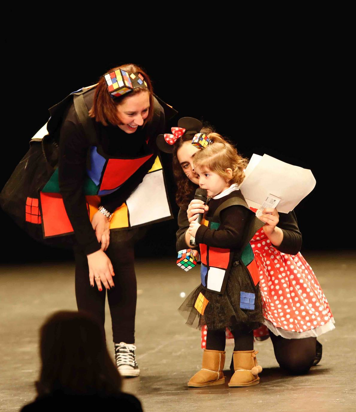 Desfile de originalidad antroxera de las familias gijonesas en el concurso infantil