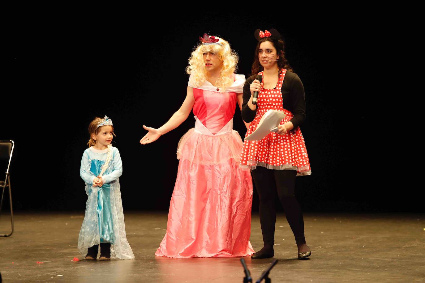 Desfile de originalidad antroxera de las familias gijonesas en el concurso infantil