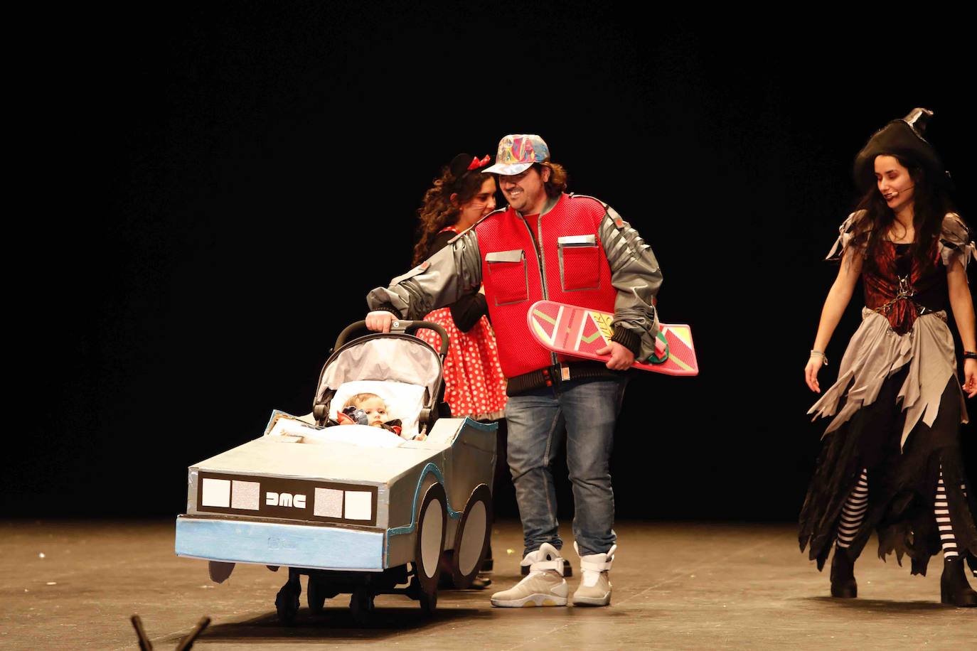 Desfile de originalidad antroxera de las familias gijonesas en el concurso infantil