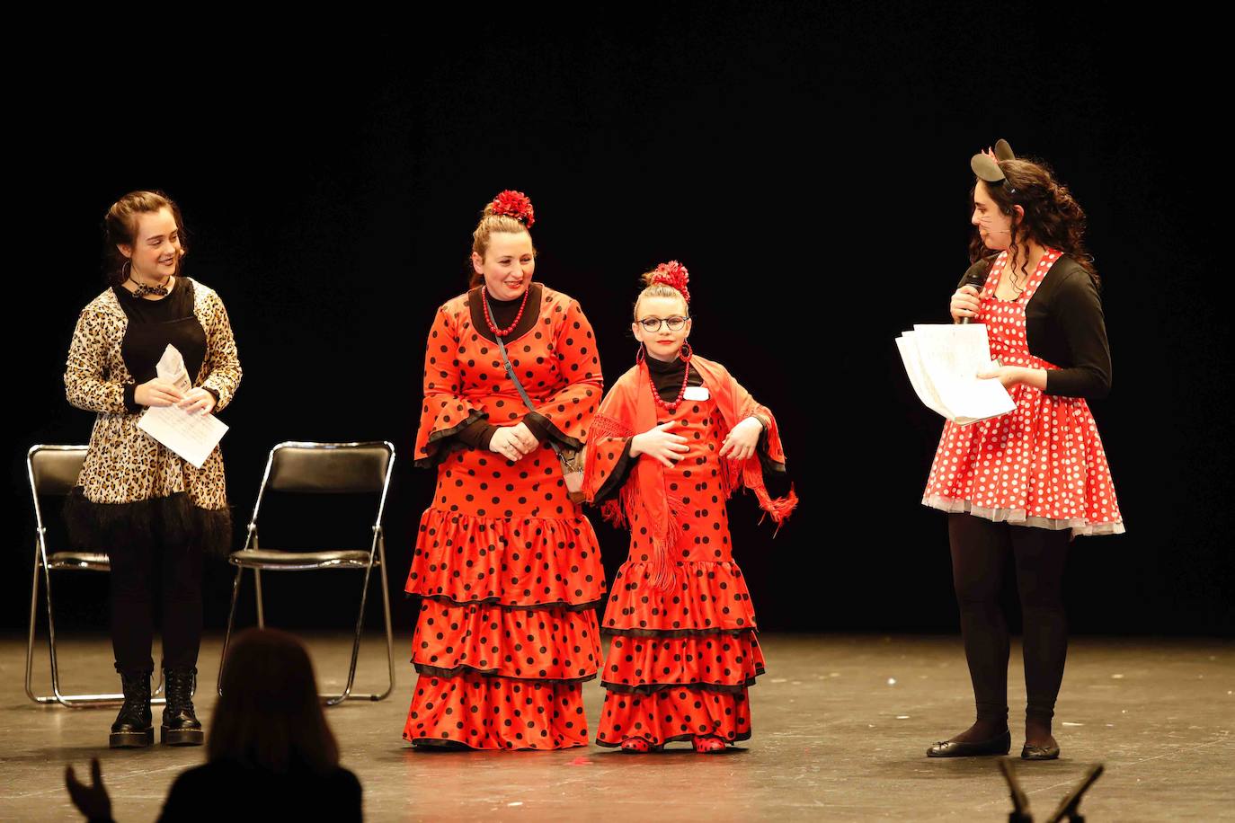 Desfile de originalidad antroxera de las familias gijonesas en el concurso infantil