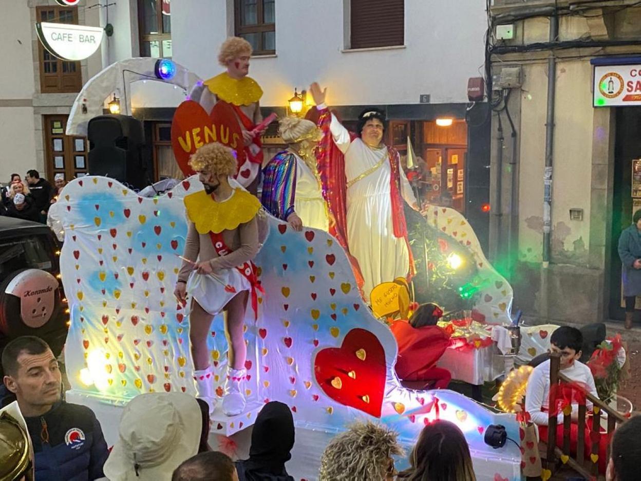 Una de las carrozas luarquesas, en pleno desfile. 