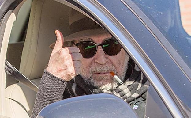 Joaquín Sabina, a la salida del hospital.