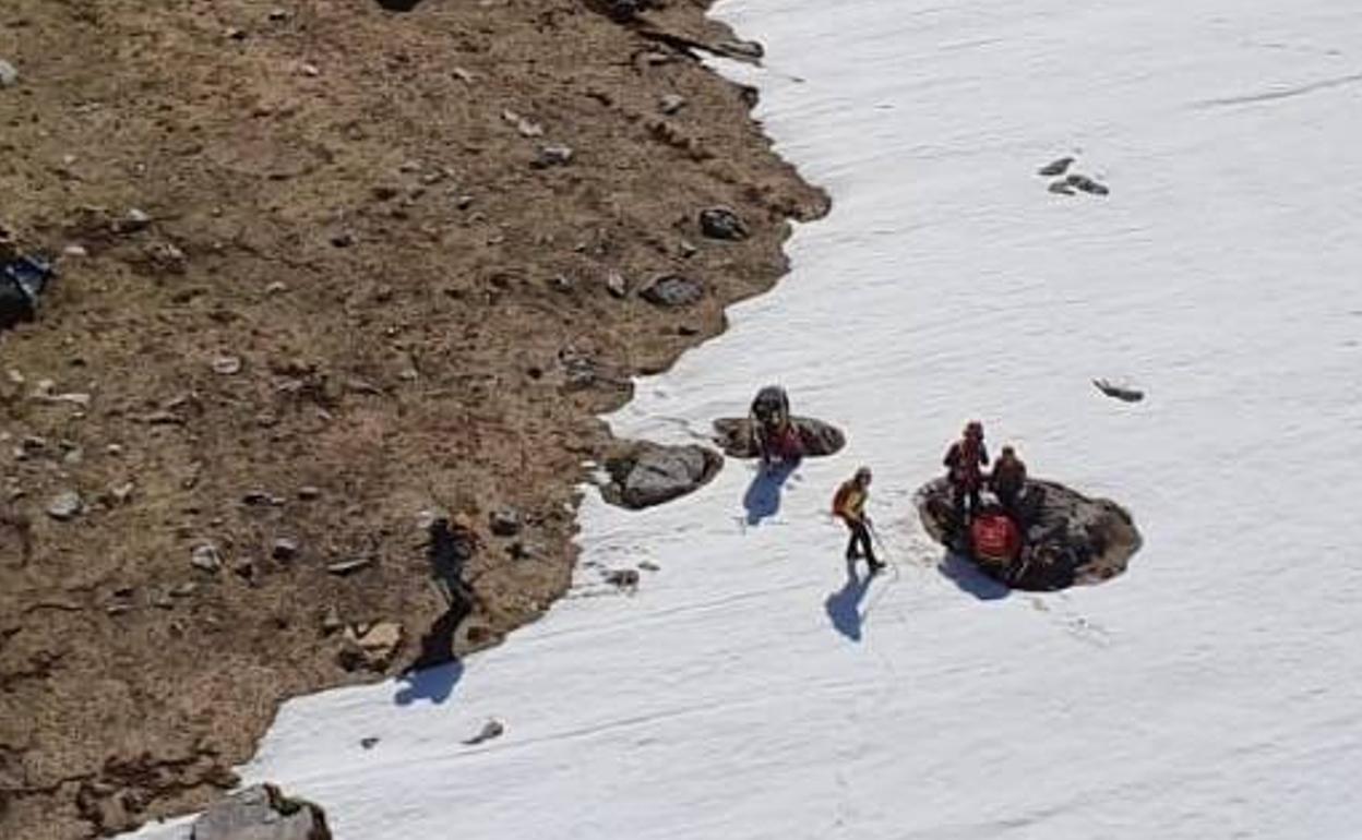 Personal de emergencias asiste al montañero herido en Peña Ubiña.