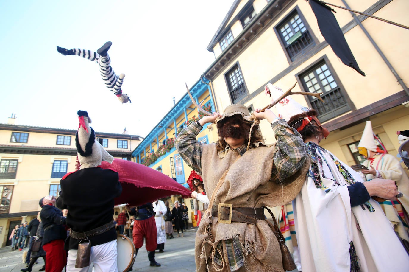 Los Mazcaritos de Oviedo han desfilado una vez más por el centro de la ciudad para sorprender a vecinos y visitantes.