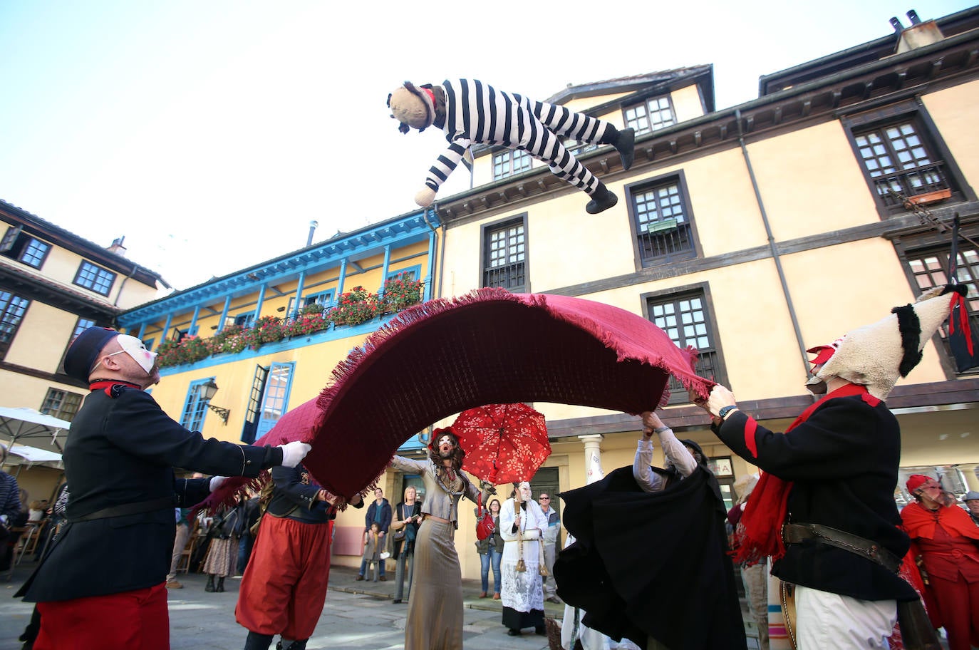 Los Mazcaritos de Oviedo han desfilado una vez más por el centro de la ciudad para sorprender a vecinos y visitantes.