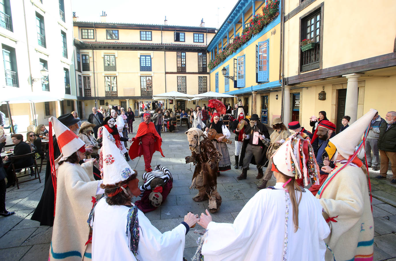 Los Mazcaritos de Oviedo han desfilado una vez más por el centro de la ciudad para sorprender a vecinos y visitantes.