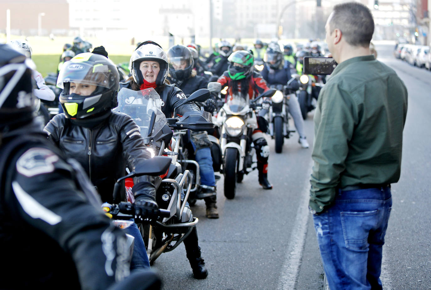 Buen ambiente y hermandad en el sexto encuentro de las 'Motocomadres', que han comenzado en Gijón una ruta de noventa kilómetros con destino en Noreña. 