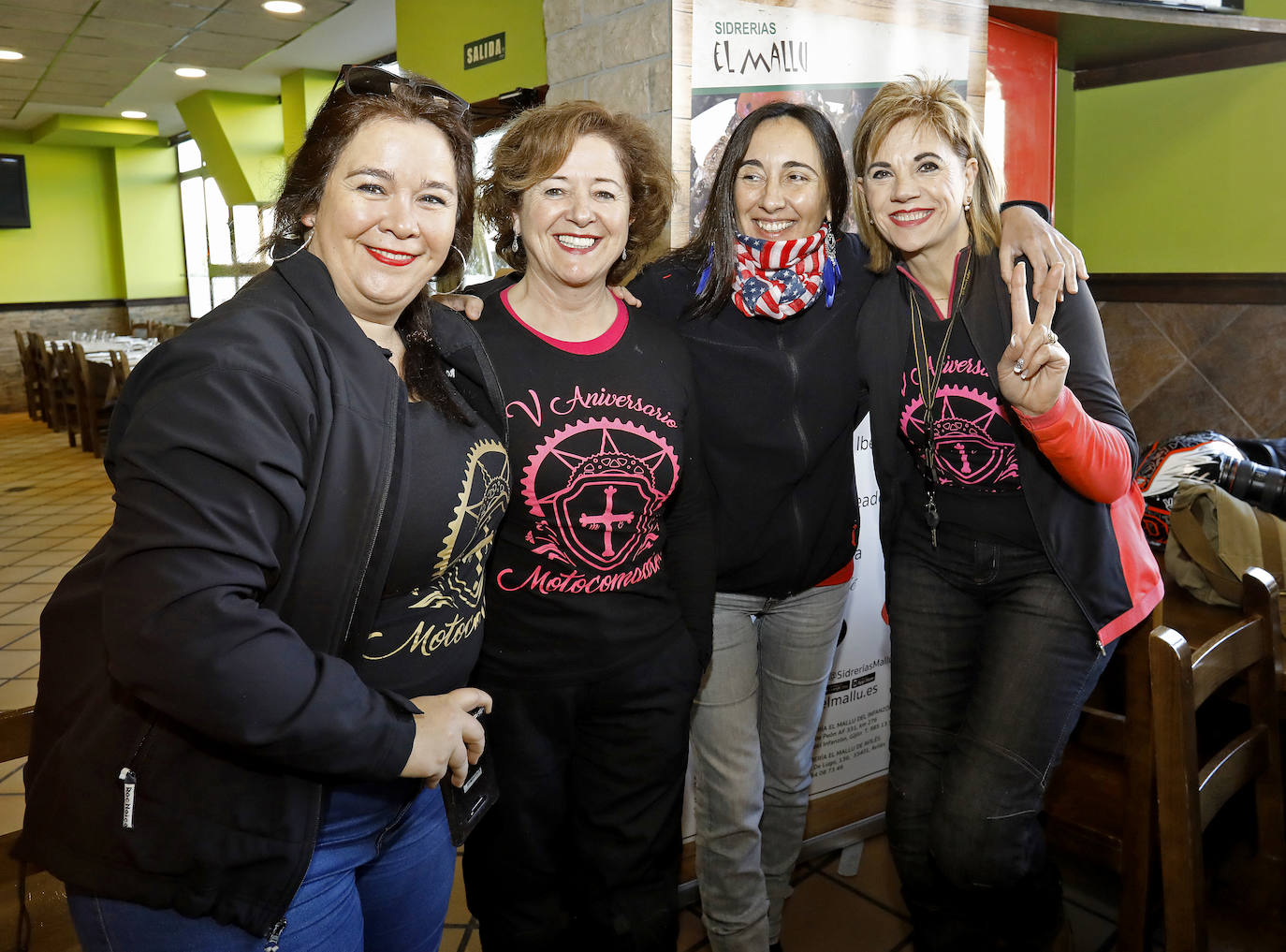 Buen ambiente y hermandad en el sexto encuentro de las 'Motocomadres', que han comenzado en Gijón una ruta de noventa kilómetros con destino en Noreña. 