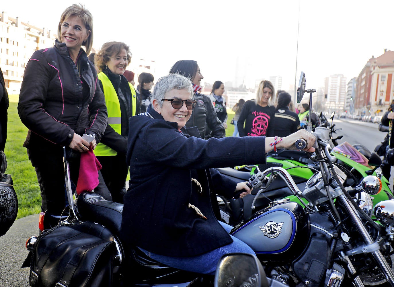 Buen ambiente y hermandad en el sexto encuentro de las 'Motocomadres', que han comenzado en Gijón una ruta de noventa kilómetros con destino en Noreña. 