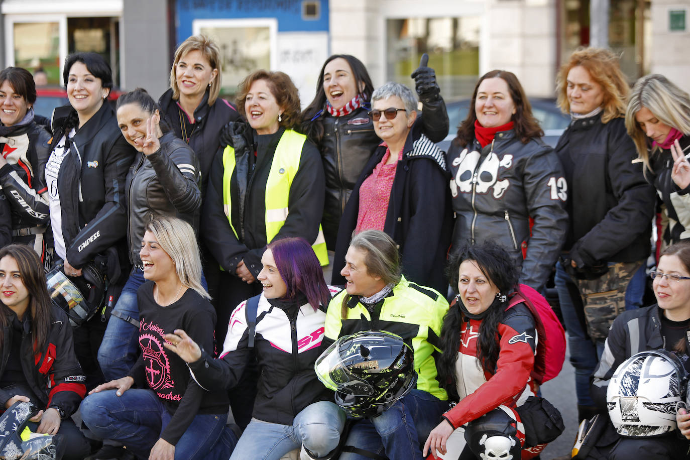 Buen ambiente y hermandad en el sexto encuentro de las 'Motocomadres', que han comenzado en Gijón una ruta de noventa kilómetros con destino en Noreña. 