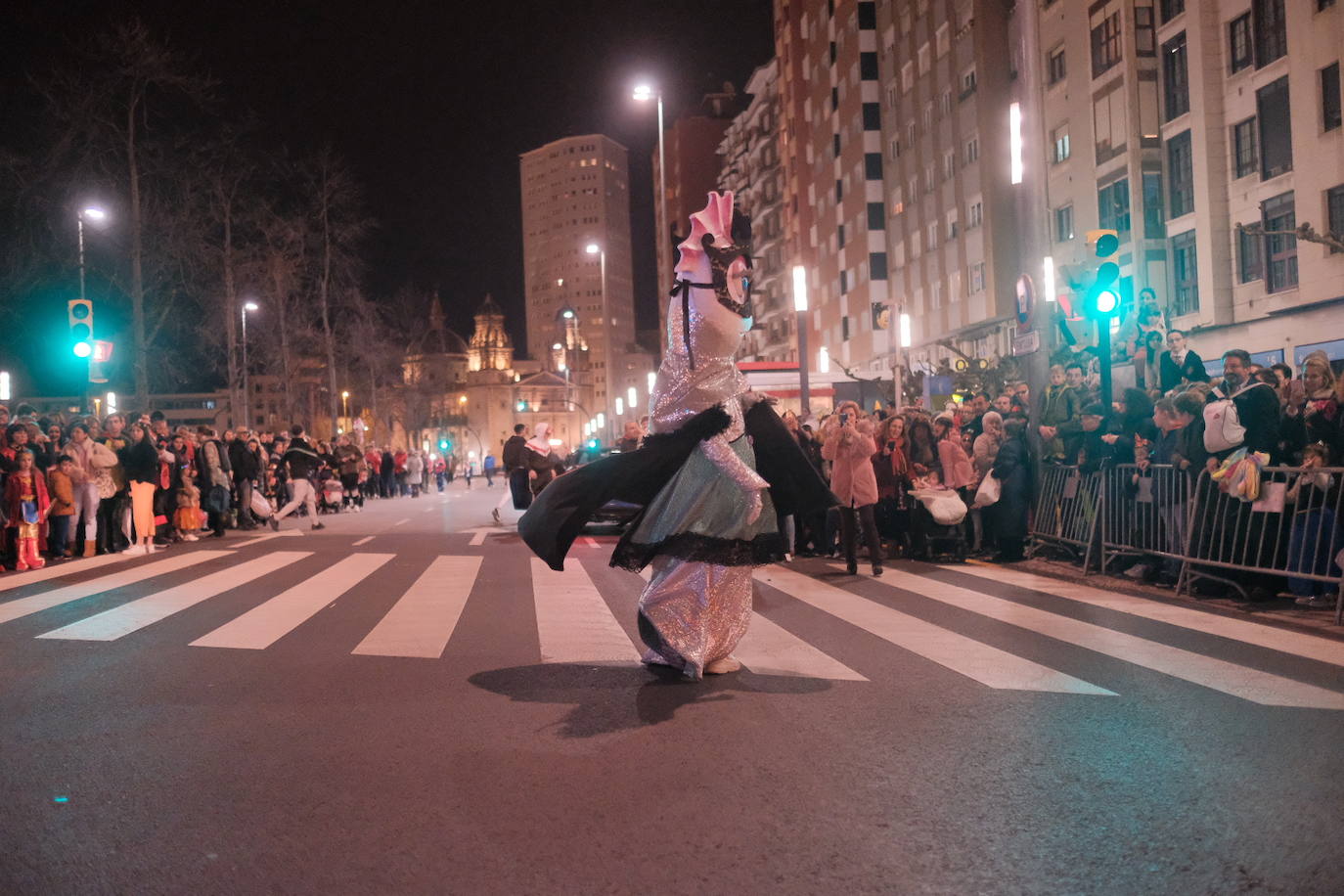 Más de 2.000 personas en 45 grupos diferentes,y nueve charangas han recorrido las calles de Gijón ante la atenta mirada de miles de personas que no han querido perderse el gran ambiente festivo.