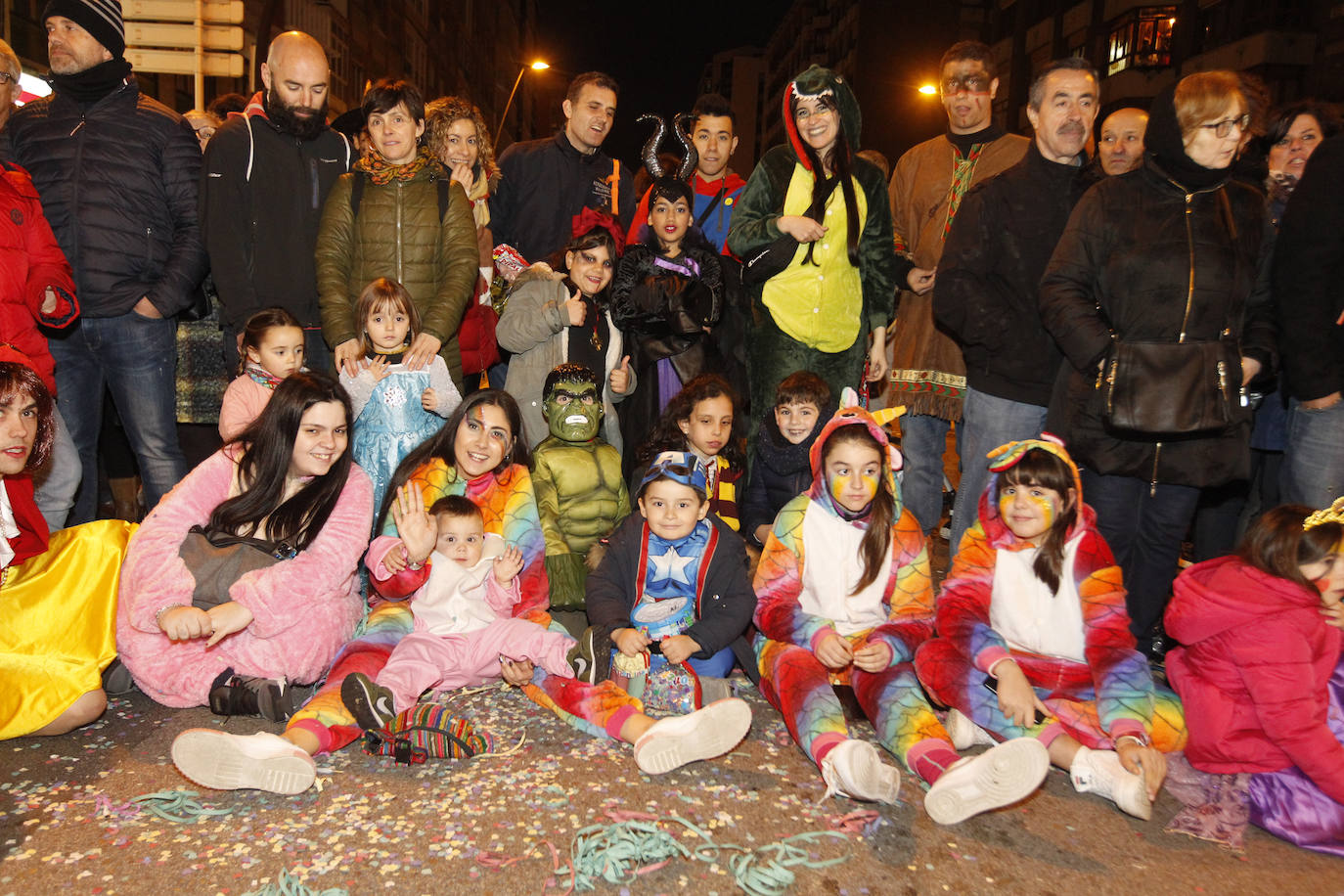 Más de 2.000 personas en 45 grupos diferentes,y nueve charangas han recorrido las calles de Gijón ante la atenta mirada de miles de personas que no han querido perderse el gran ambiente festivo.