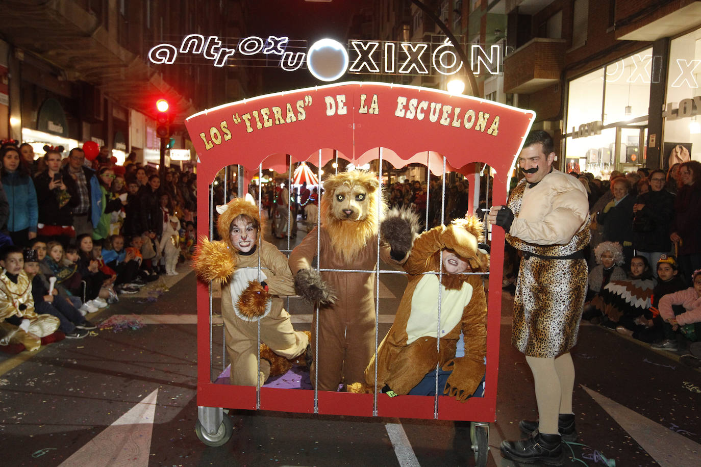 Más de 2.000 personas en 45 grupos diferentes,y nueve charangas han recorrido las calles de Gijón ante la atenta mirada de miles de personas que no han querido perderse el gran ambiente festivo.